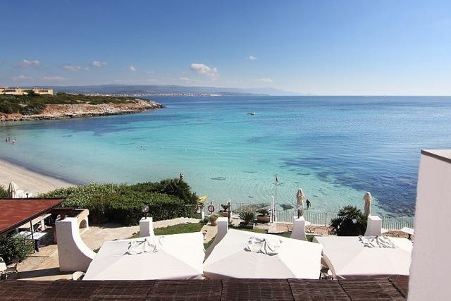 het kindvriendelijk hotel ligt direct aan het witte zandstrand van alghero - sardinie (2).jpg
