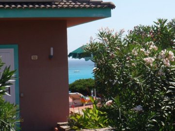 sardinie - vakantiehuisjes aan het strand in stintino.jpg