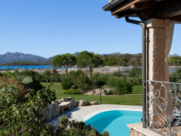 vakantiehuis met zwembad op sardinie - villa capo coda cavallo (1).png