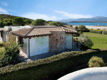 vakantiehuis met zwembad op sardinie - villa capo coda cavallo (2).png