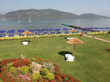 Schitterend uitzicht over het gazon en de baai can Porto Conte