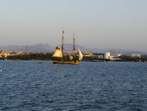 Een tweemasten vaart de haven van Olbia binnen