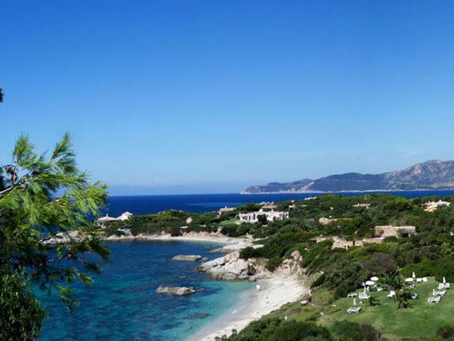 Hotel Cala Caterina ligt aan een wit zandstrand in zuid Sardinie