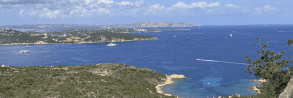 Auf dem Pevero Health Trail erkunden Sie die wilde Seite der Costa Smeralda: Rund 13 Kilometer Wege durch duftende Macchia verbinden Badebuchten, Fitnessstationen und Spuren alter Bauernkultur. Das Wegenetz ist markiert. Wir stellen die Variante mit dem Aufstieg zum Monte Zoppu vor, der mit einem weiten Blick über die Küste und das Meer belohnt. : Rund 13 Kilometer Wege durch duftende Macchia verbinden Badebuchten, Fitnessstationen und Spuren alter Bauernkultur. Das Wegenetz ist markiert. Wir stellen die Variante mit dem Aufstieg zum Monte Zoppu vor, der mit einem weiten Blick über die Küste und das Meer belohnt.