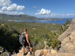 Wandel vanaf Romazzino naar Monte Zoppu via de Pevero Health Trail. Geniet van kleine baaien, geurige macchia en uitzicht over de Costa Smeralda.