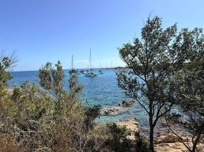 Wandel vanaf Romazzino naar Monte Zoppu via de Pevero Health Trail. Geniet van kleine baaien, geurige macchia en uitzicht over de Costa Smeralda.
