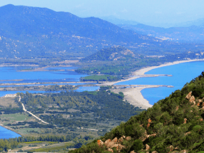 Küstenwanderung ab Porto Pirastu ✓ nach Monte Ferru und auf das Capo Ferrato - Für Familien mit großen Kindern geeignet ✓ Tourendauer 2-3 Stunden ✓ Tipps und Tricks für Aktivurlaub auf Sardinien