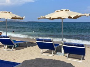 Strand, leuchtendem T&uuml;rkis und w&auml;rmeren Sandfarben