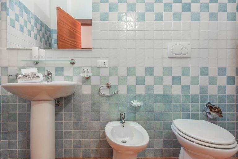 Mono-3-bathroom-2-768x513.jpg